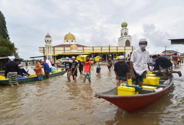 Lebih 100 umat Islam di Kelantan redah banjir untuk solat Jumaat