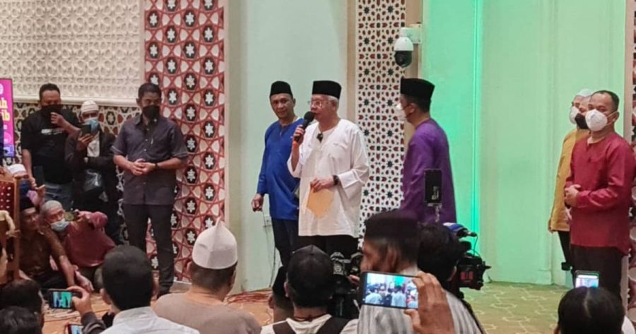 Terkini! Najib buat sumpah laknat di dalam masjid isu SRC