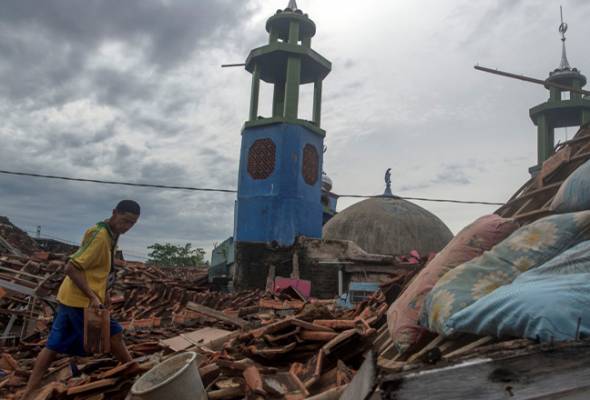 Gempa bumi: Mayat penjual bakso peluk erat anak ditemui