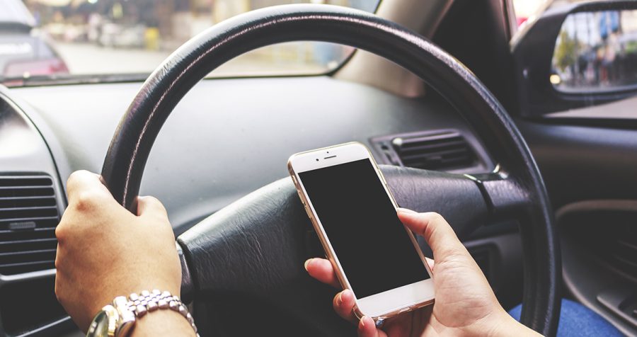 PDRM beri amaran, pegang atau letak phone di peha ketika memandu satu kesalahan